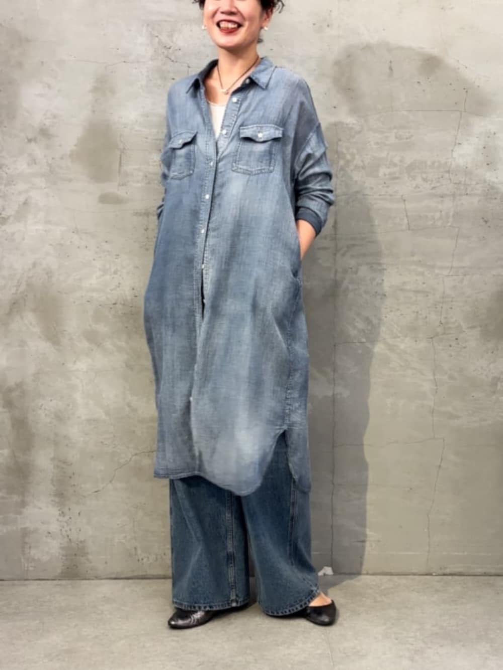 ブラック系のショルダーバッグ、ブルー系のその他パンツ、ブルー系のワンピースを着用したレディースの冬コーディネートの9枚目の写真