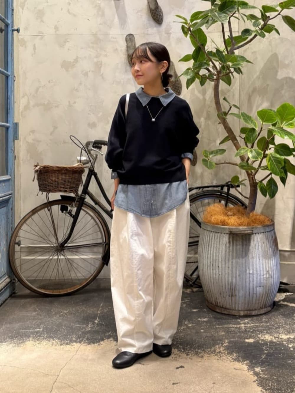 ブルー系のシャツ/ブラウス、ホワイト系のその他パンツ、ブルー系のニット/セーターを着用したレディースの夏コーディネートの2枚目の写真