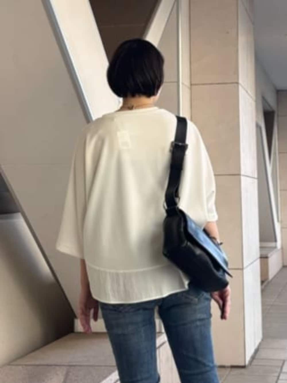 ブルー系のデニムパンツ、ブラウン系のテーラードジャケット、ホワイト系のTシャツ/カットソーを着用したレディースの春コーディネートの7枚目の写真