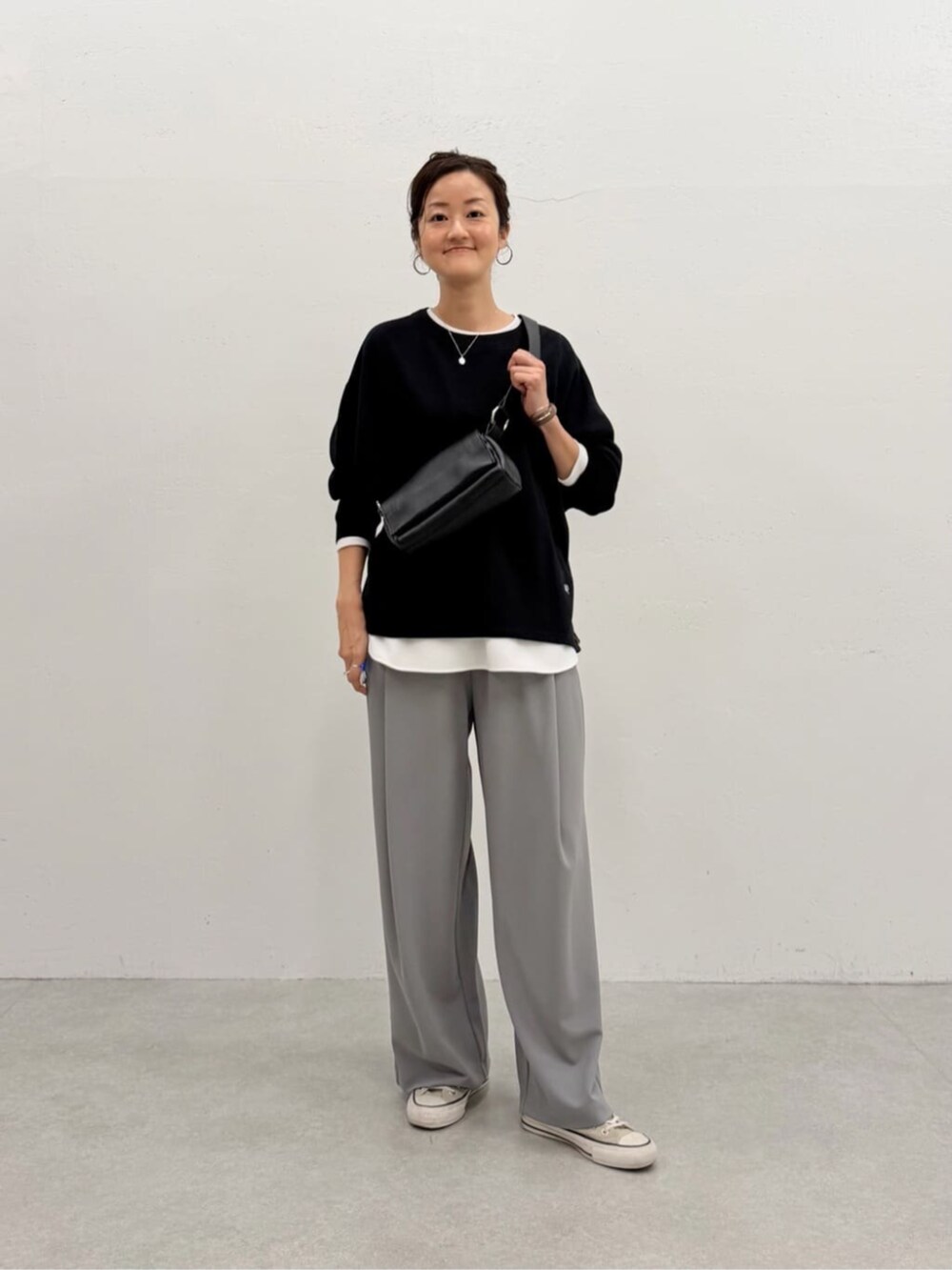 ブラック系のショルダーバッグ、ブラック系のTシャツ/カットソー、グレー系のその他パンツを着用したレディースの夏コーディネートの5枚目の写真