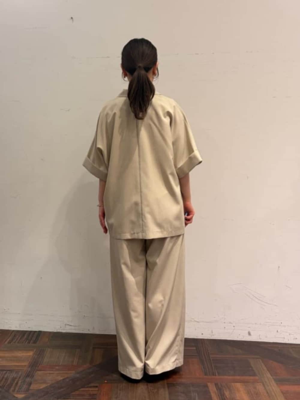 ベージュ系のテーラードジャケット、ベージュ系のその他パンツ、ホワイト系のシャツ/ブラウスを着用したレディースの春コーディネートの3枚目の写真