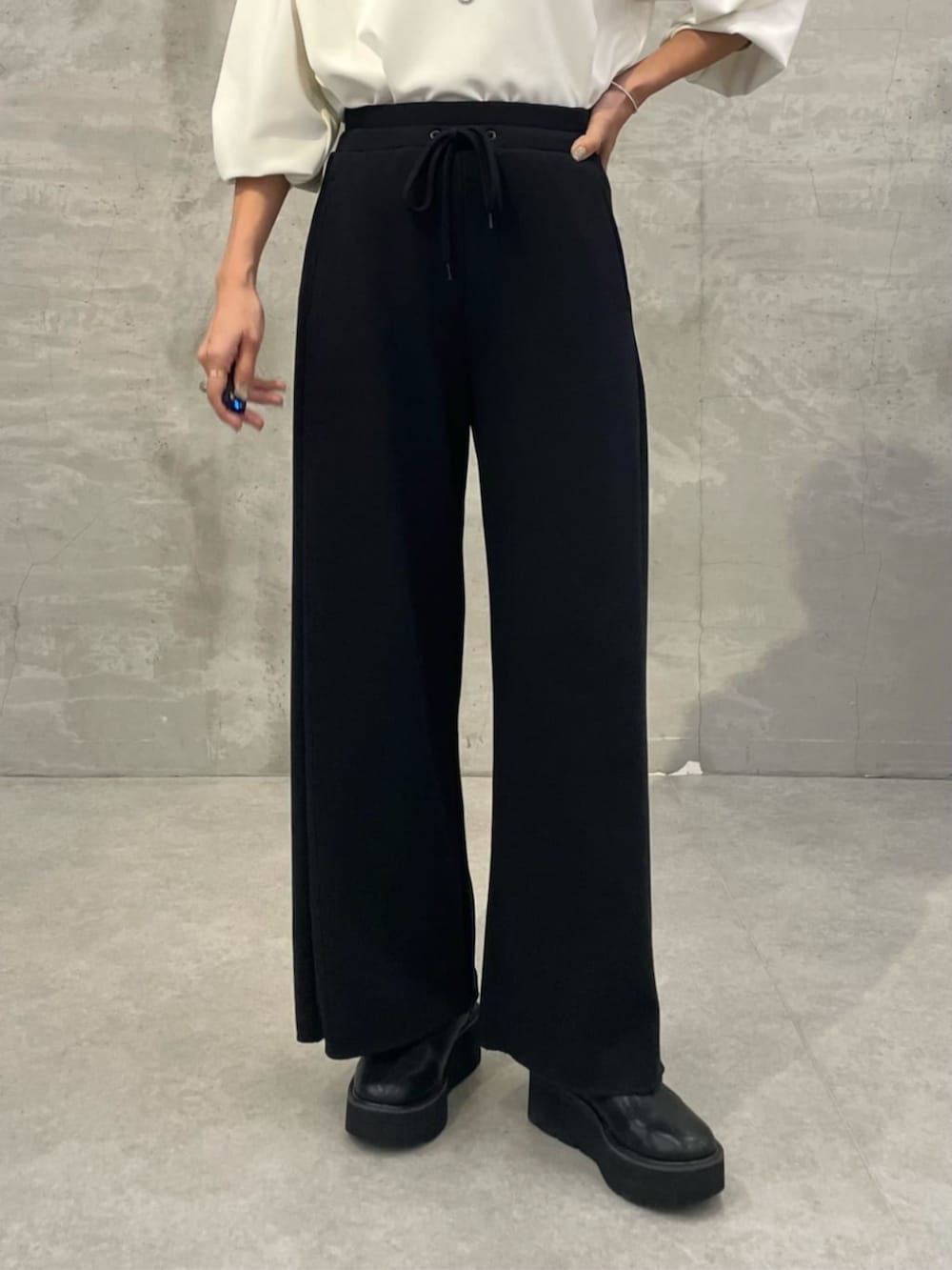 ホワイト系のシャツ/ブラウス、ブルー系のその他パンツ、ブルー系のTシャツ/カットソーを着用したレディースの秋コーディネートの9枚目の写真