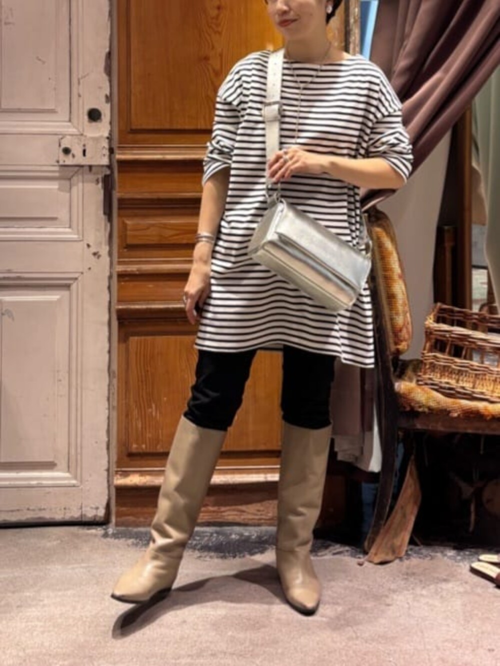 ブラック系のその他パンツ、ブルー系のTシャツ/カットソー、シルバー系のショルダーバッグを着用したレディースの冬コーディネートの6枚目の写真