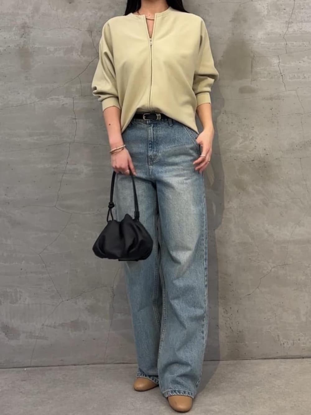 ベージュ系のカーディガン/ボレロ、ブルー系のデニムパンツを着用したレディースの冬コーディネートの2枚目の写真