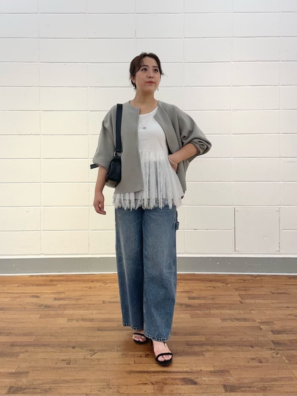 ブルー系のその他パンツ、ホワイト系のタンクトップを着用したレディースの夏コーディネートの2枚目の写真