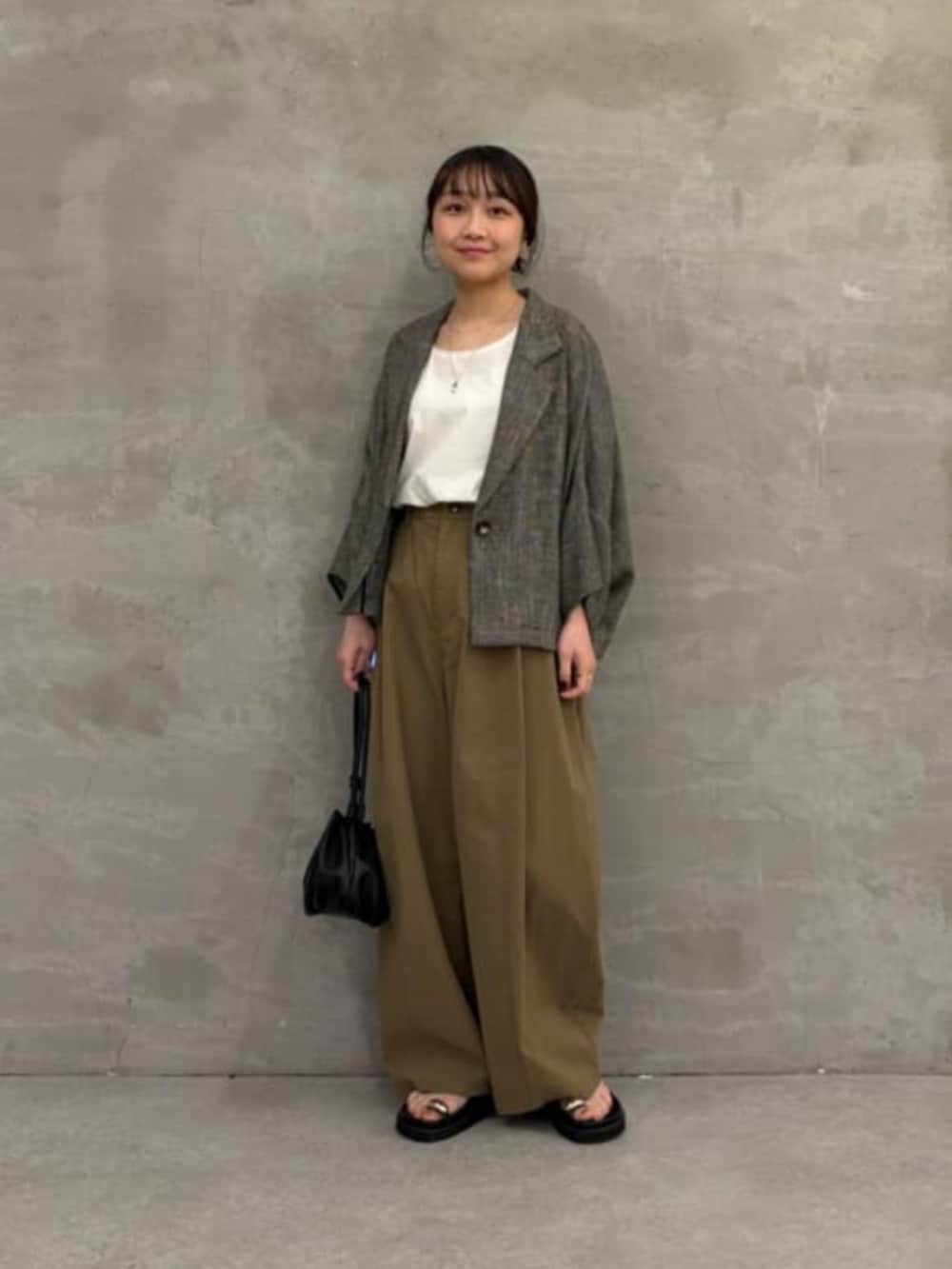 イエロー系のその他パンツ、ホワイト系のシャツ/ブラウス、ベージュ系のテーラードジャケットを着用したレディースの春コーディネートの2枚目の写真