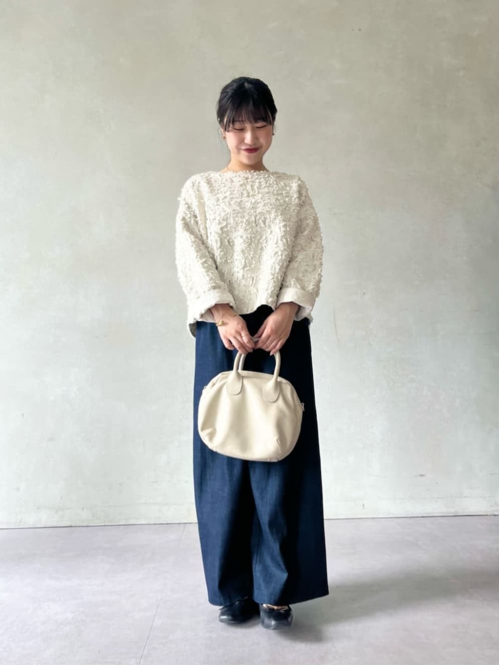 ブルー系のその他パンツ、グレー系のボストンバッグ、ホワイト系のシャツ/ブラウスを着用したレディースの夏コーディネートの5枚目の写真