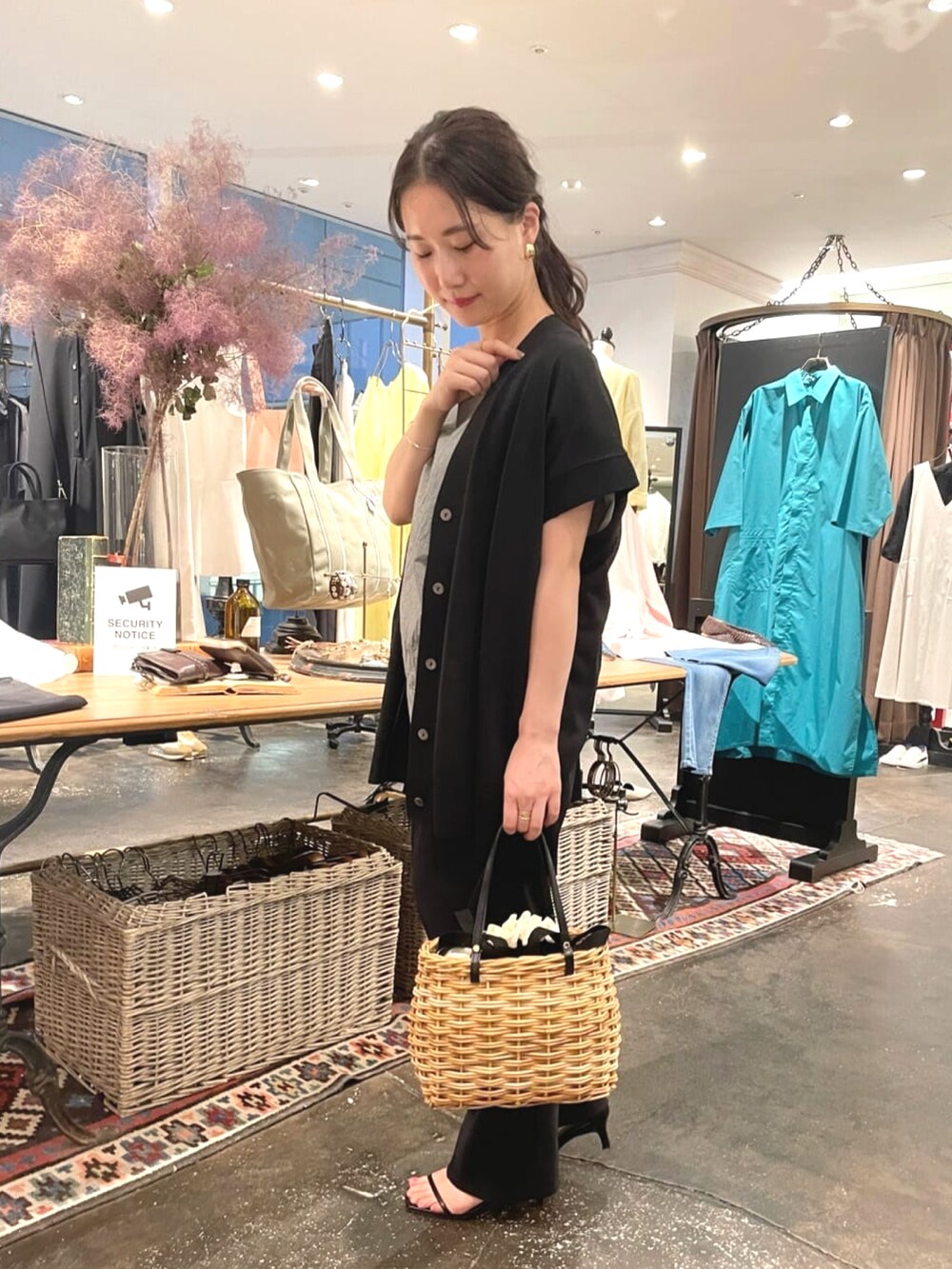 ブラック系のカーディガン/ボレロ、ブラック系のその他パンツ、グレー系のシャツ/ブラウスを着用したレディースの夏コーディネートの2枚目の写真