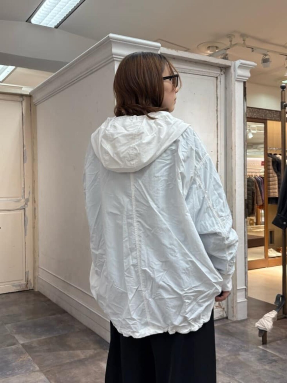 ホワイト系のブルゾン、ブラック系のその他パンツを着用したレディースの冬コーディネートの5枚目の写真