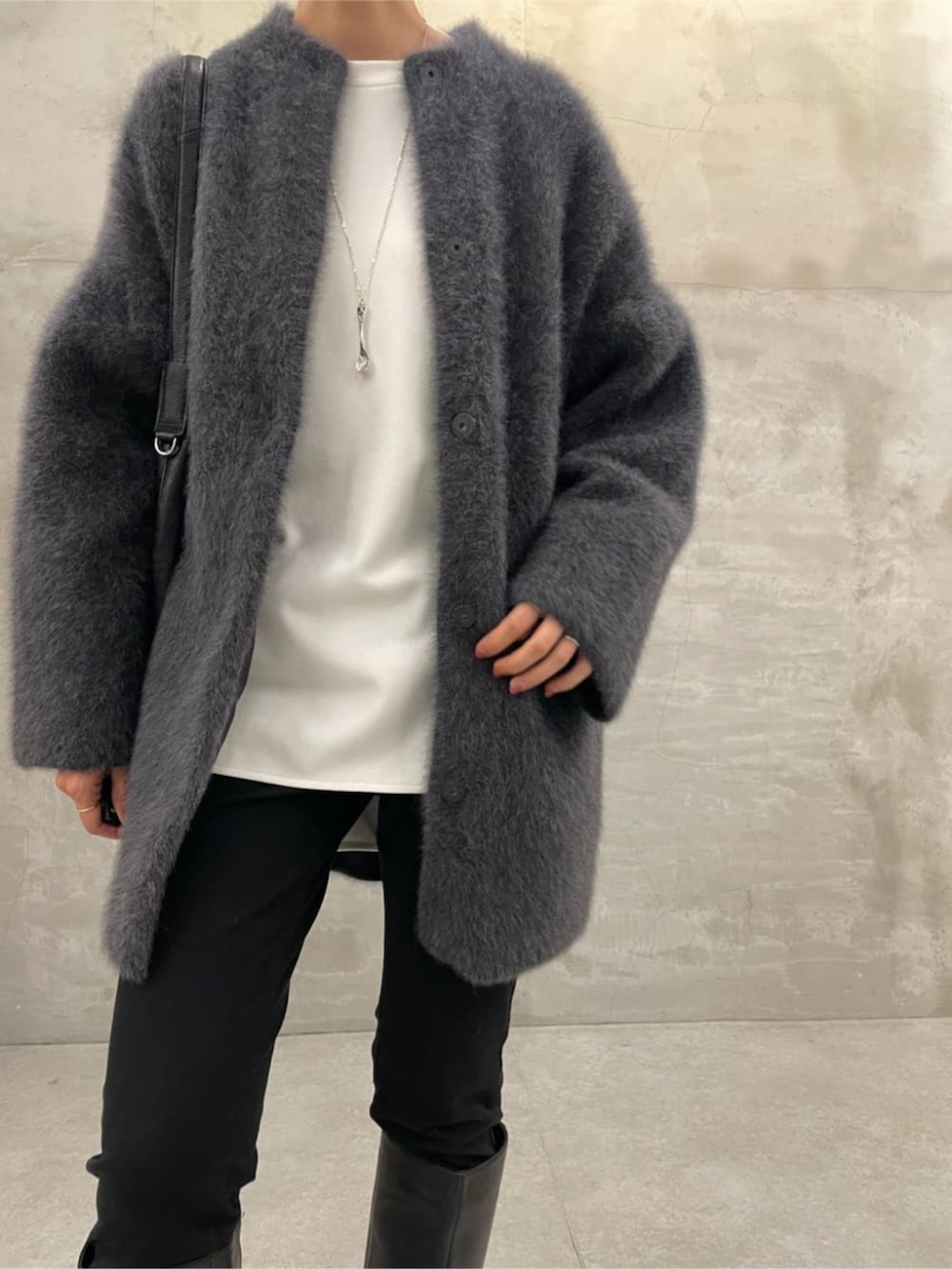 ブラック系のその他パンツ、グレー系のその他アウターを着用したレディースの夏コーディネートの8枚目の写真