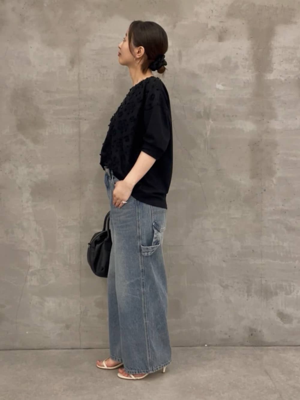 ブルー系のその他パンツ、ブラック系のTシャツ/カットソーを着用したレディースの夏コーディネートの3枚目の写真