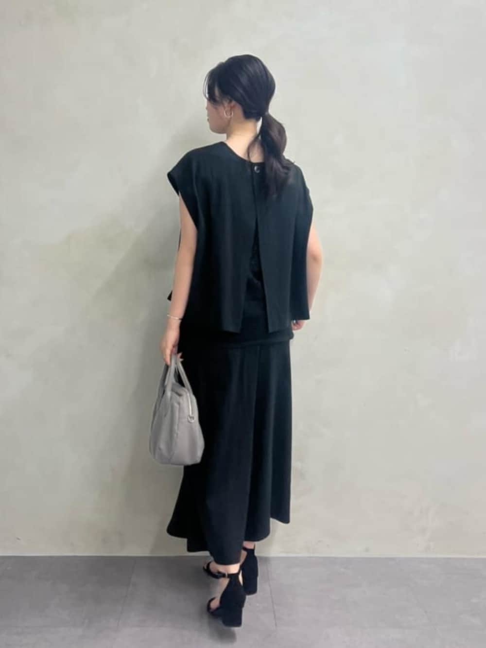 グレー系のボストンバッグ、ブラック系のシャツ/ブラウス、ブラック系のその他パンツを着用したレディースの春コーディネートの3枚目の写真