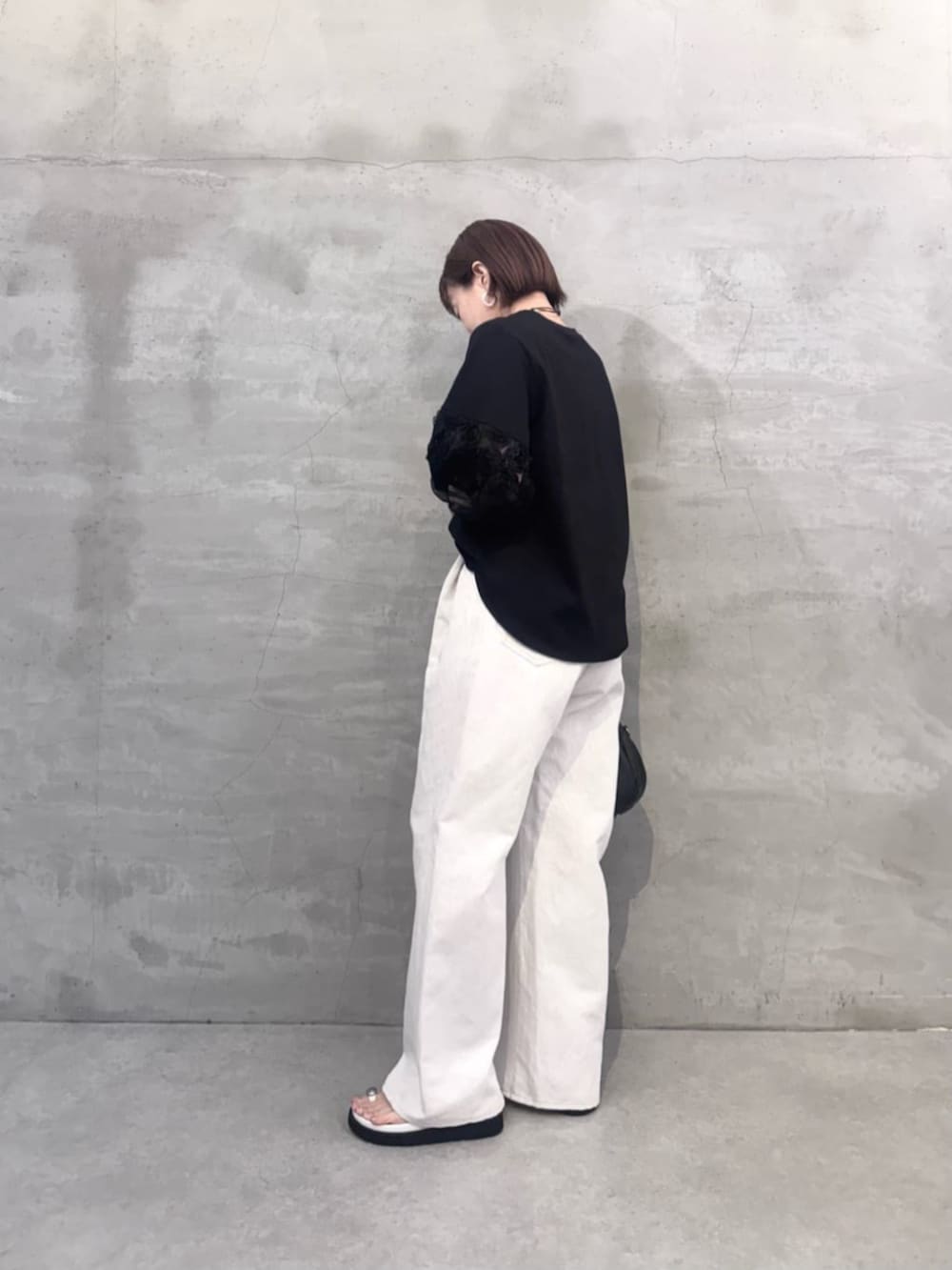 ブラック系のTシャツ/カットソー、ホワイト系のその他パンツを着用したレディースの春コーディネートの3枚目の写真