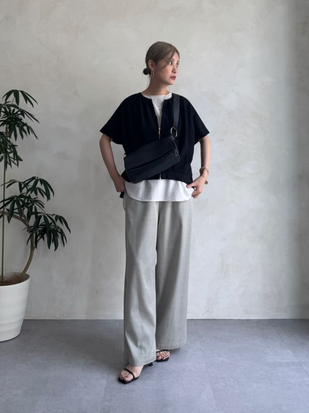 ブラック系のショルダーバッグ、グレー系のその他パンツ、ブラック系のベストを着用したレディースの夏コーディネートの5枚目の写真
