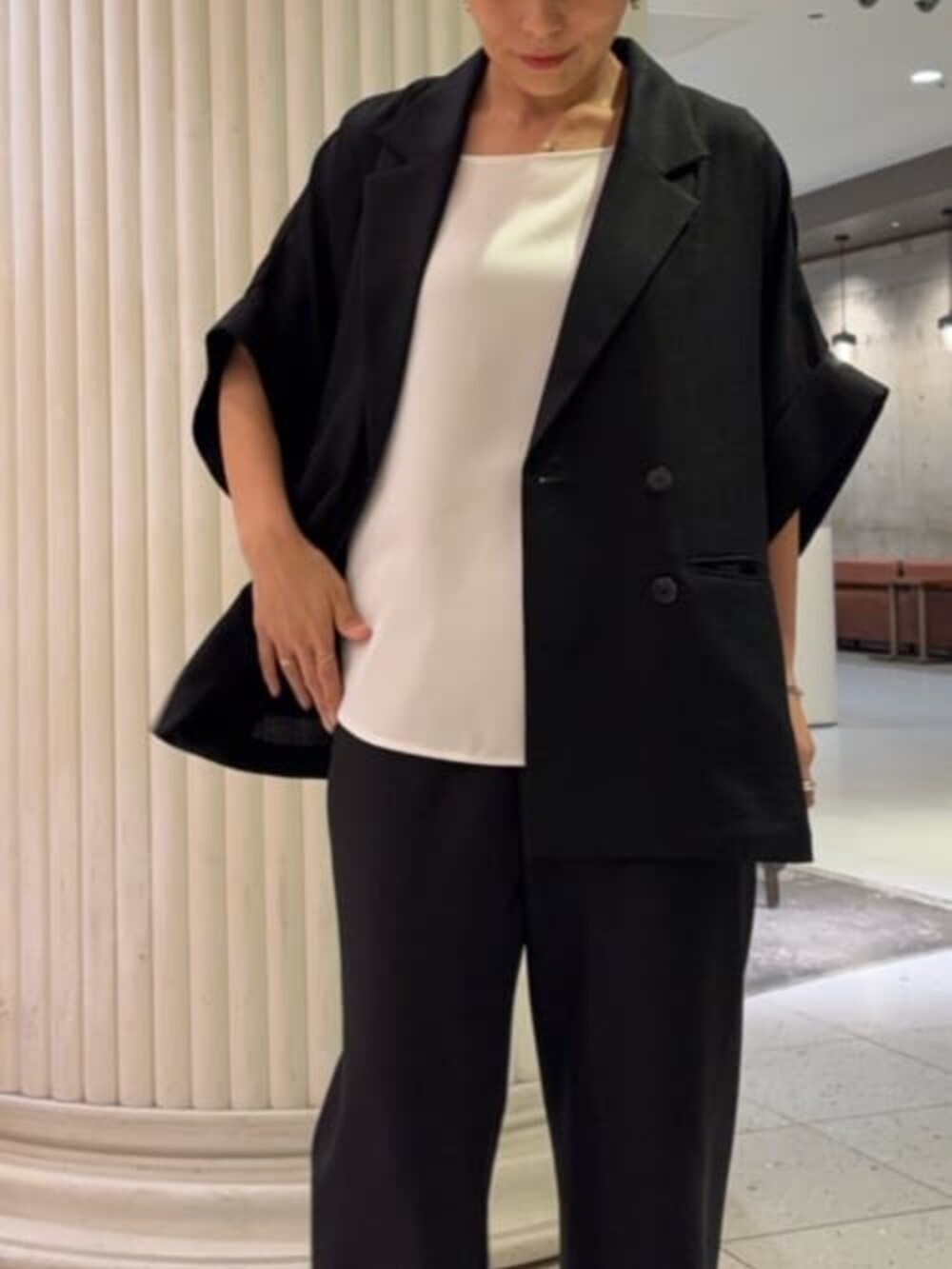 ブラック系のその他パンツ、ホワイト系のシャツ/ブラウス、ブラック系のテーラードジャケットを着用したレディースの春コーディネートの8枚目の写真