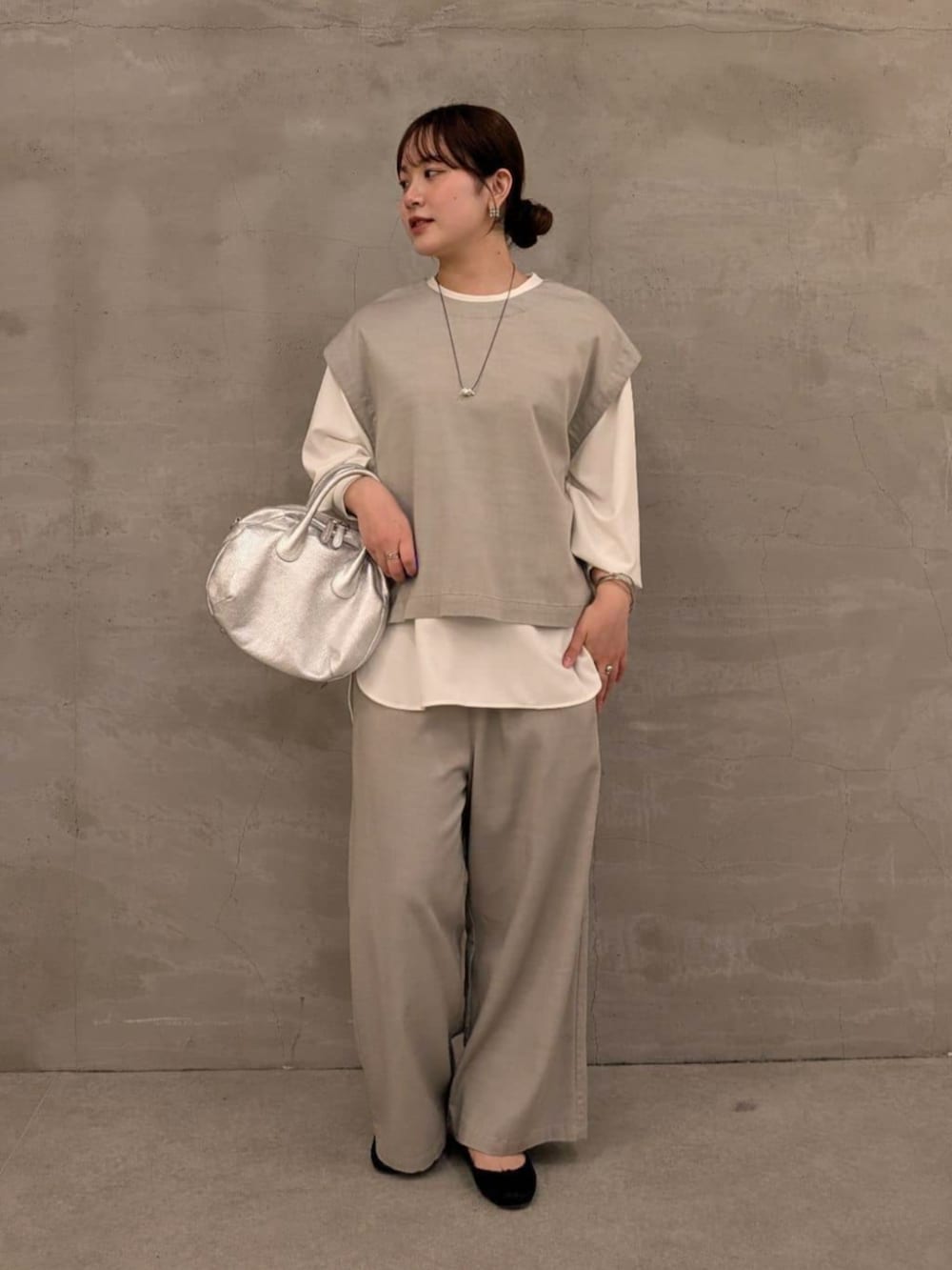 グレー系のシャツ/ブラウス、グレー系のその他パンツ、シルバー系のボストンバッグを着用したレディースの冬コーディネートの4枚目の写真