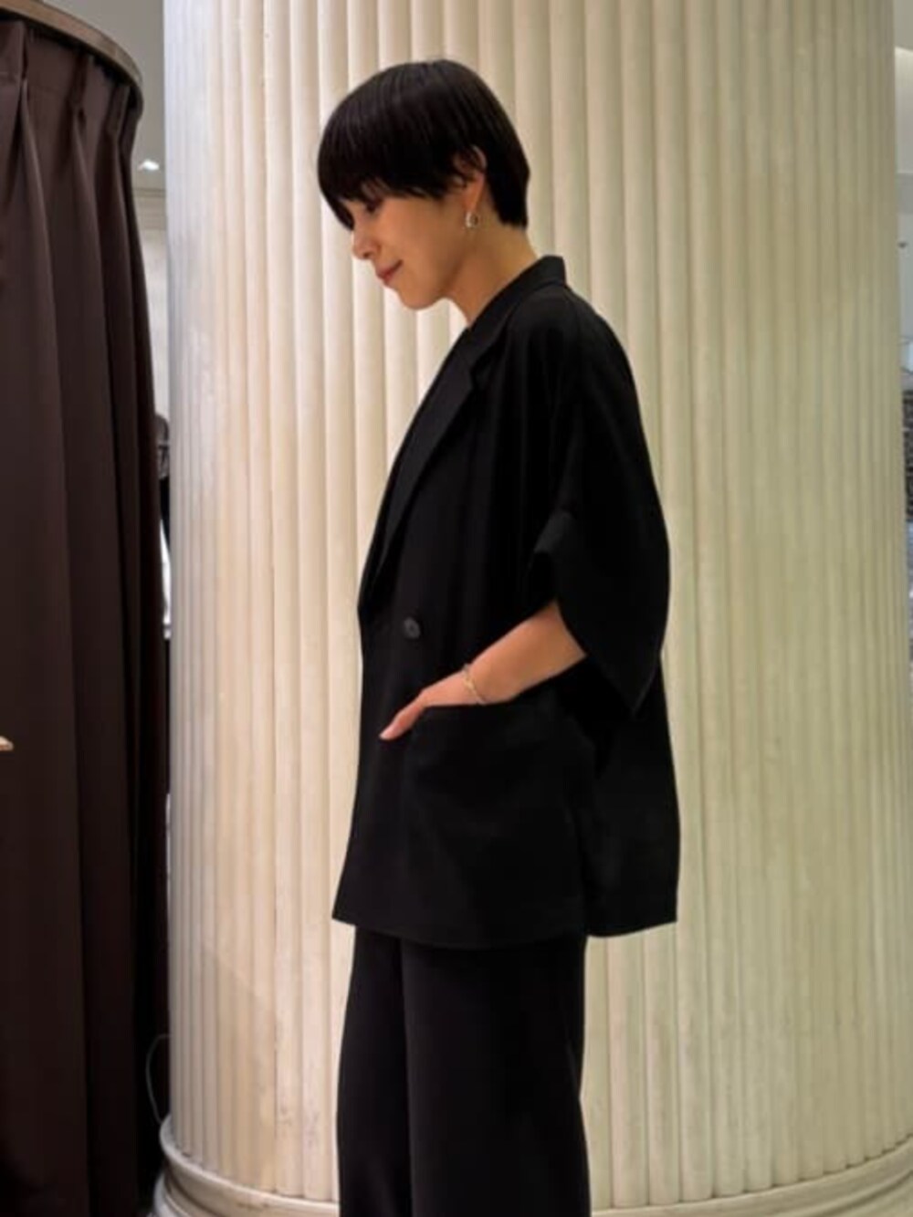 ブラック系のその他パンツ、ホワイト系のシャツ/ブラウス、ブラック系のテーラードジャケットを着用したレディースの春コーディネートの6枚目の写真