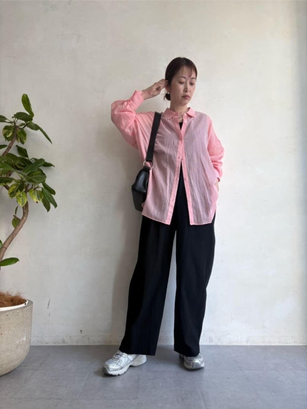 ブラック系のショルダーバッグ、ブラック系のその他パンツ、ピンク系のシャツ/ブラウスを着用したレディースの春コーディネートの4枚目の写真