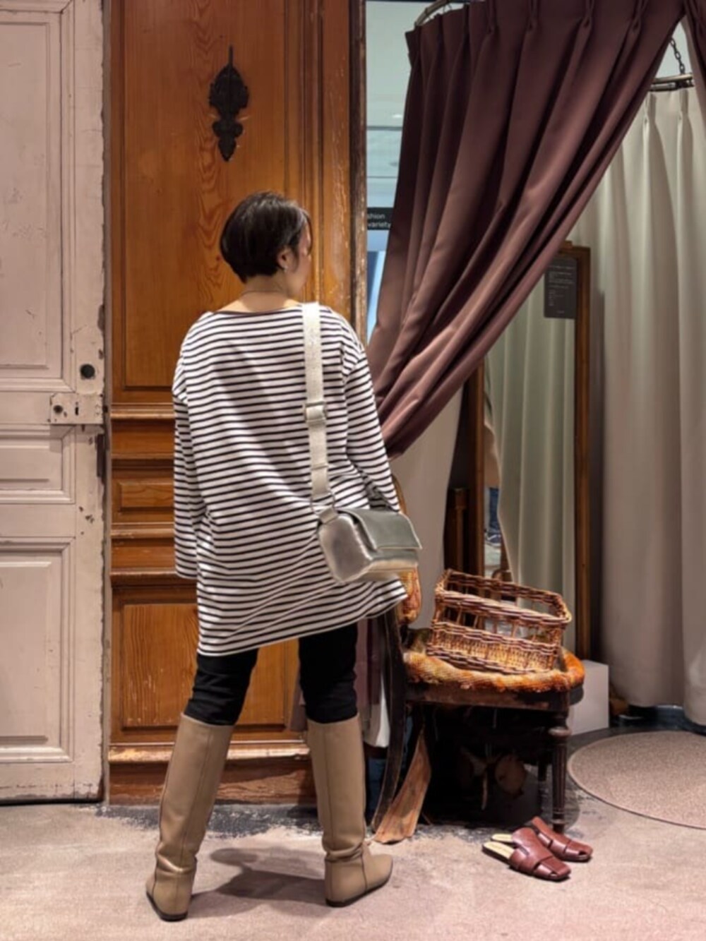 ブラック系のその他パンツ、ブルー系のTシャツ/カットソー、シルバー系のショルダーバッグを着用したレディースの冬コーディネートの3枚目の写真