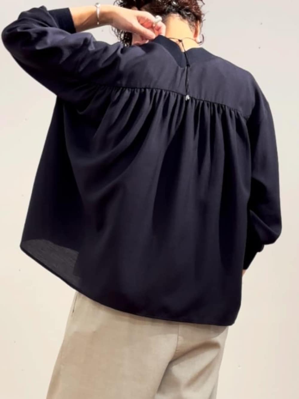 ブラック系のシャツ/ブラウス、グレー系のその他パンツを着用したレディースの冬コーディネートの10枚目の写真