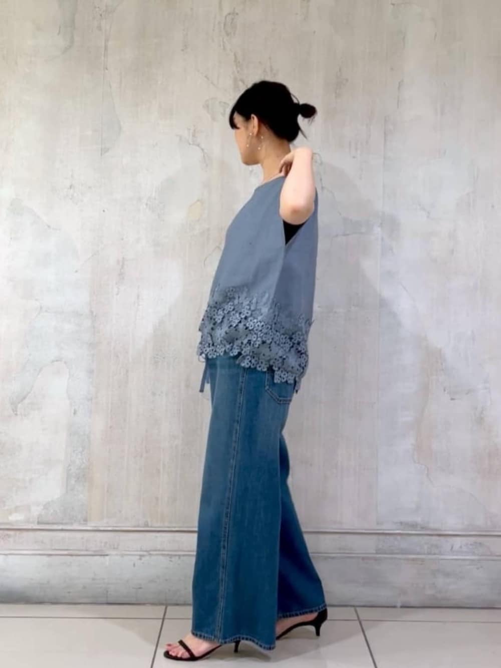 ブルー系のその他パンツ、ブルー系のシャツ/ブラウスを着用したレディースの夏コーディネートの3枚目の写真