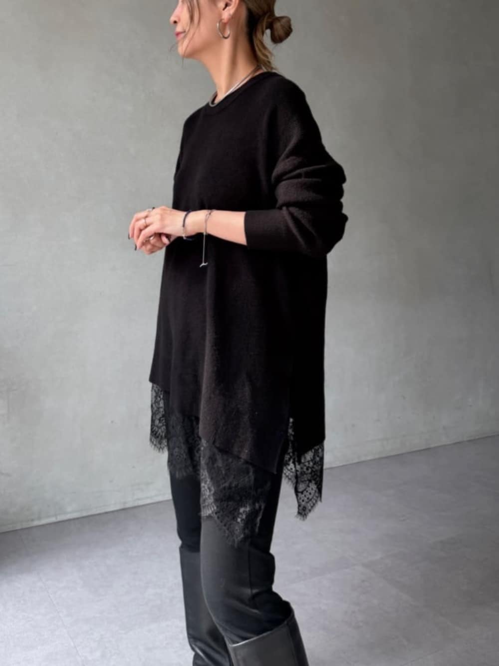 ブラック系のその他パンツ、ブラック系のトートバッグ、ブラック系のニット/セーターを着用したレディースの秋コーディネートの4枚目の写真