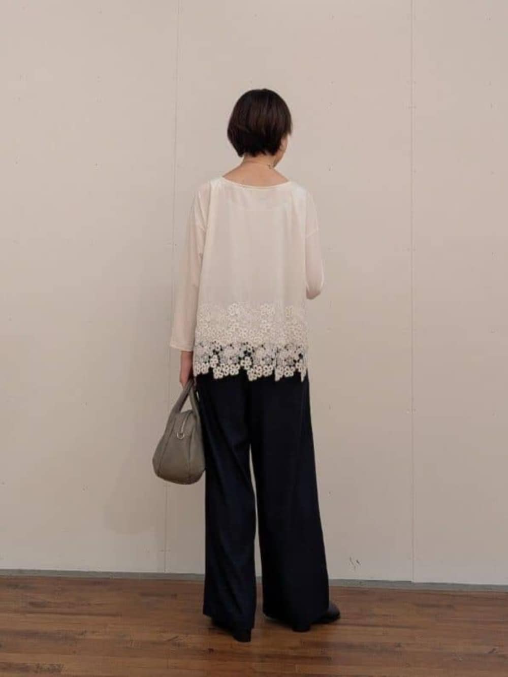ブルー系のその他パンツ、イエロー系のその他アウター、ホワイト系のTシャツ/カットソーを着用したレディースの秋コーディネートの8枚目の写真