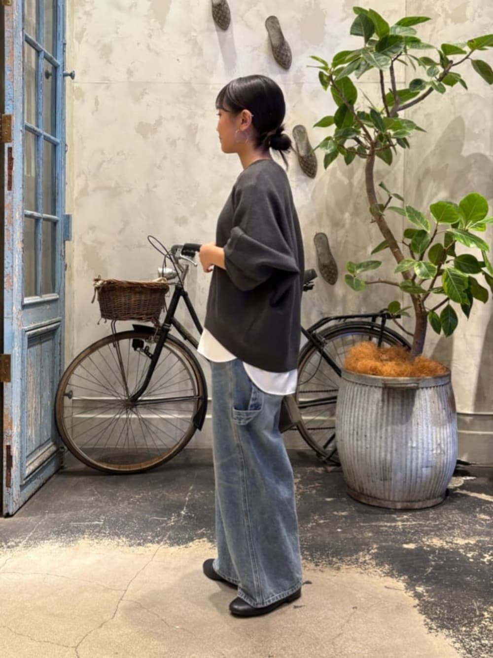 ホワイト系のシャツ/ブラウス、ブルー系のデニムパンツ、シルバー系のトートバッグを着用したレディースの夏コーディネートの5枚目の写真