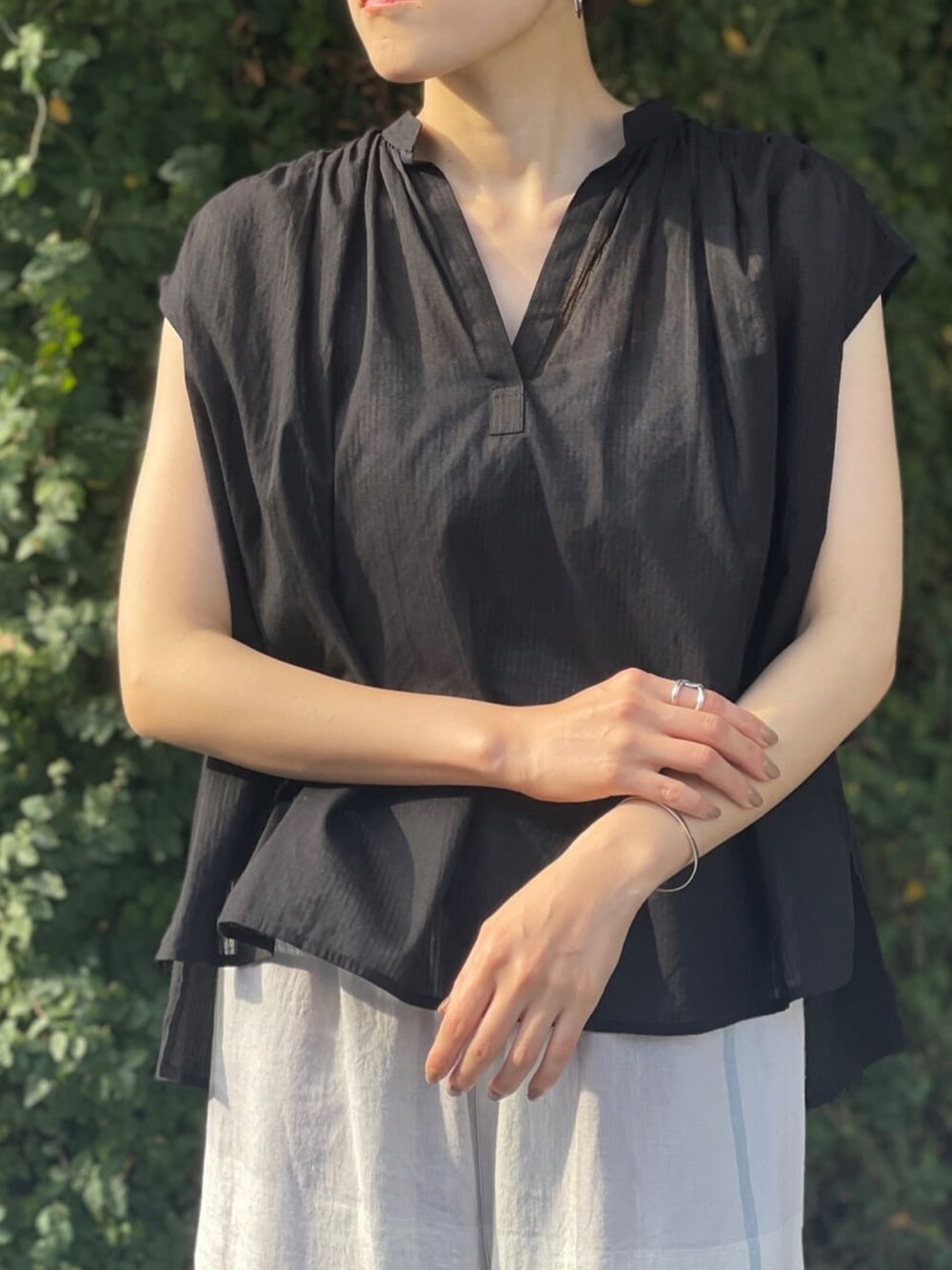 ブラック系のシャツ/ブラウス、グレー系のその他パンツを着用したレディースの夏コーディネートの3枚目の写真