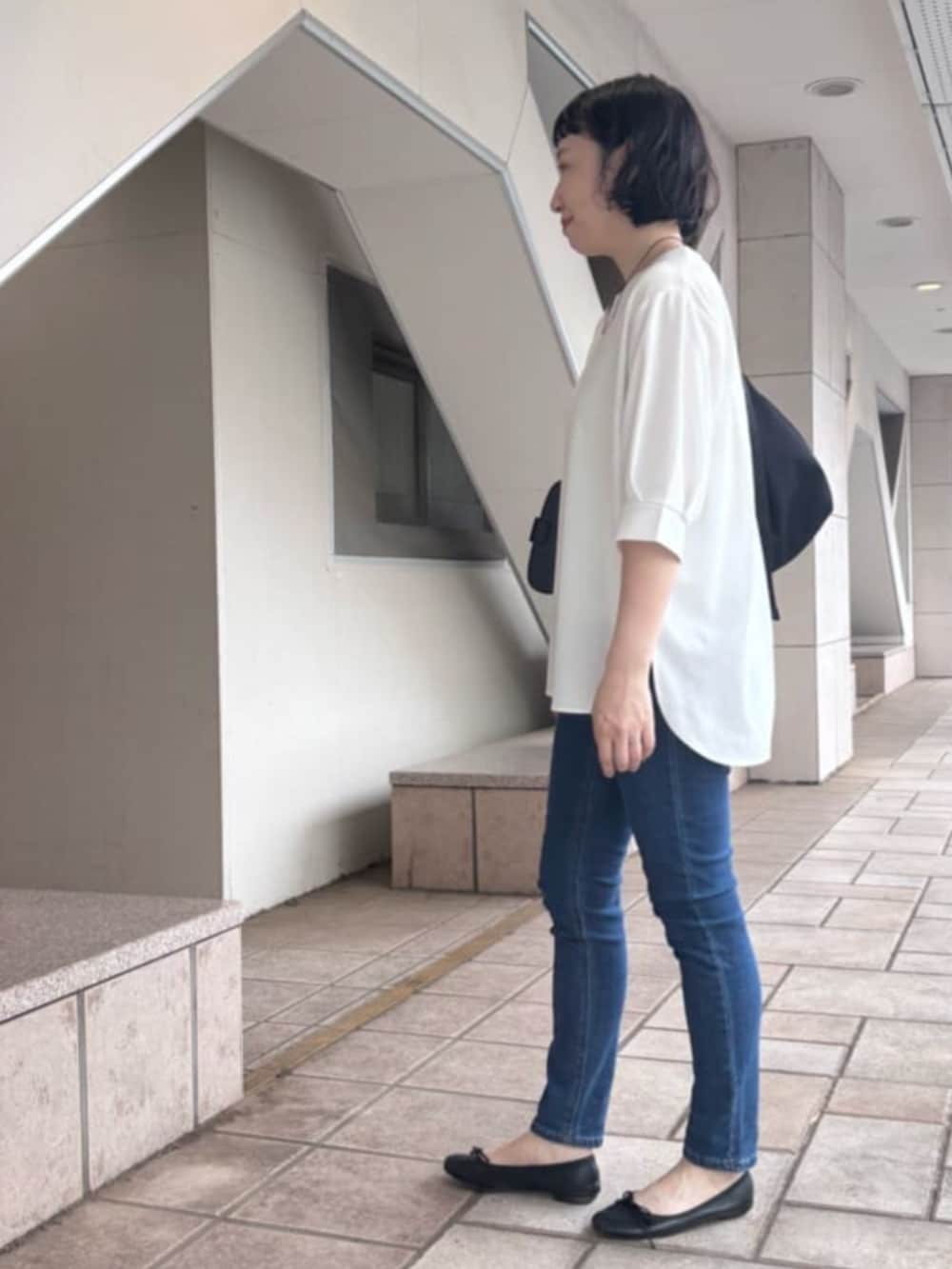 ブルー系のデニムパンツ、ホワイト系のTシャツ/カットソー、シルバー系のリングを着用したレディースの夏コーディネートの5枚目の写真