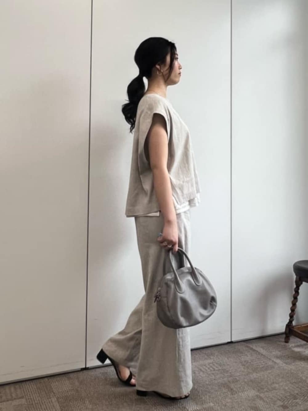 グレー系のボストンバッグ、ホワイト系のシャツ/ブラウス、ベージュ系のシャツ/ブラウスを着用したレディースの冬コーディネートの3枚目の写真