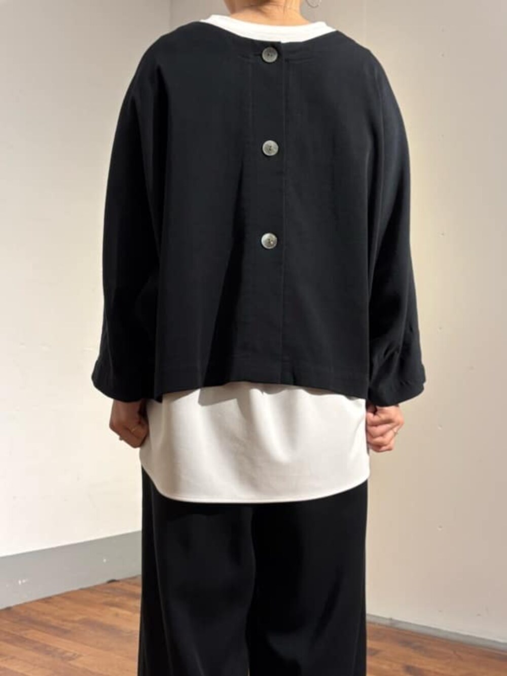ブラック系のシャツ/ブラウス、ホワイト系のキャミソール、ブラック系のその他パンツを着用したレディースの夏コーディネートの8枚目の写真