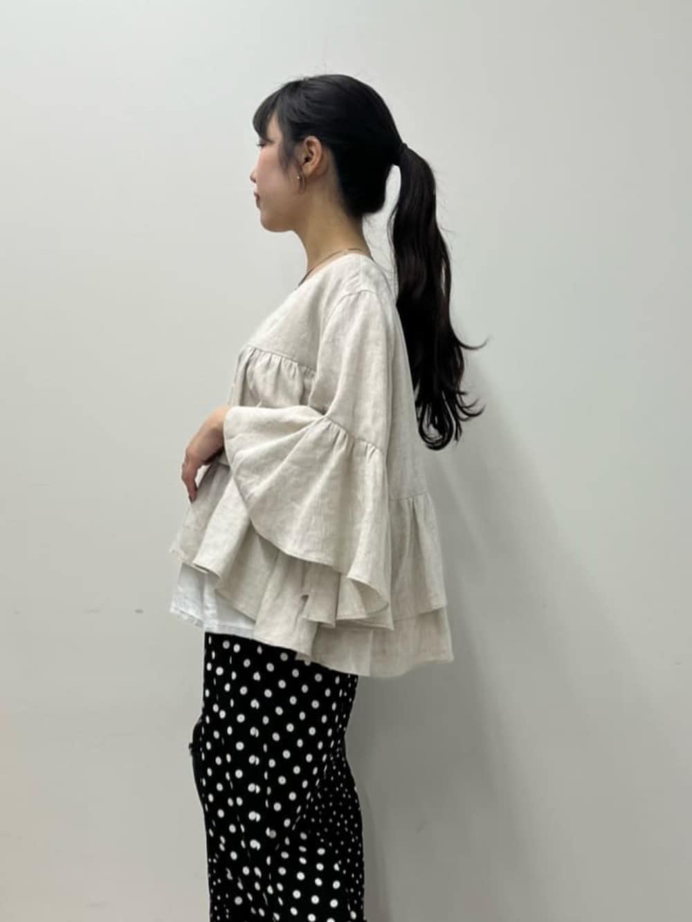 ブラック系のボストンバッグ、ホワイト系のシャツ/ブラウス、ブラック系のその他パンツを着用したレディースの春コーディネートの8枚目の写真