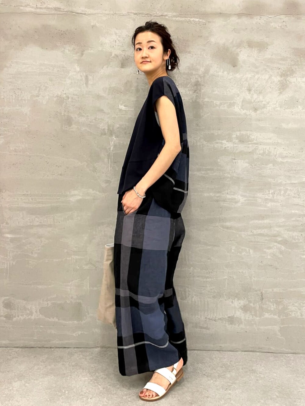 ブルー系のTシャツ/カットソー、ブルー系のその他パンツを着用したレディースの春コーディネートの2枚目の写真