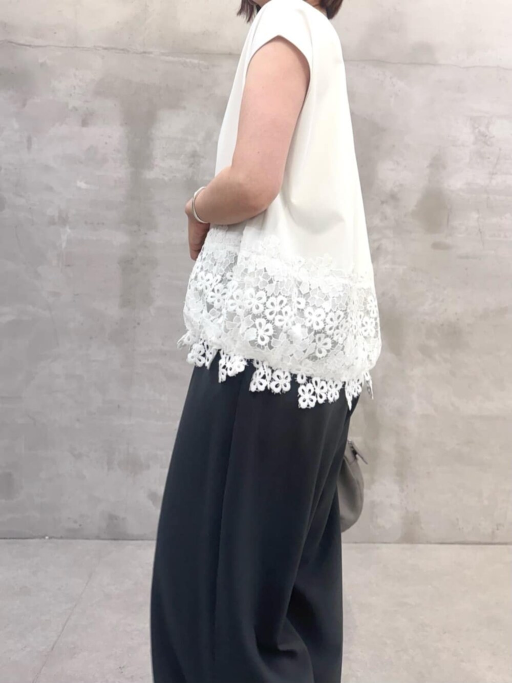 グレー系のその他パンツ、グレー系のボストンバッグ、ホワイト系のTシャツ/カットソーを着用したレディースの春コーディネートの10枚目の写真