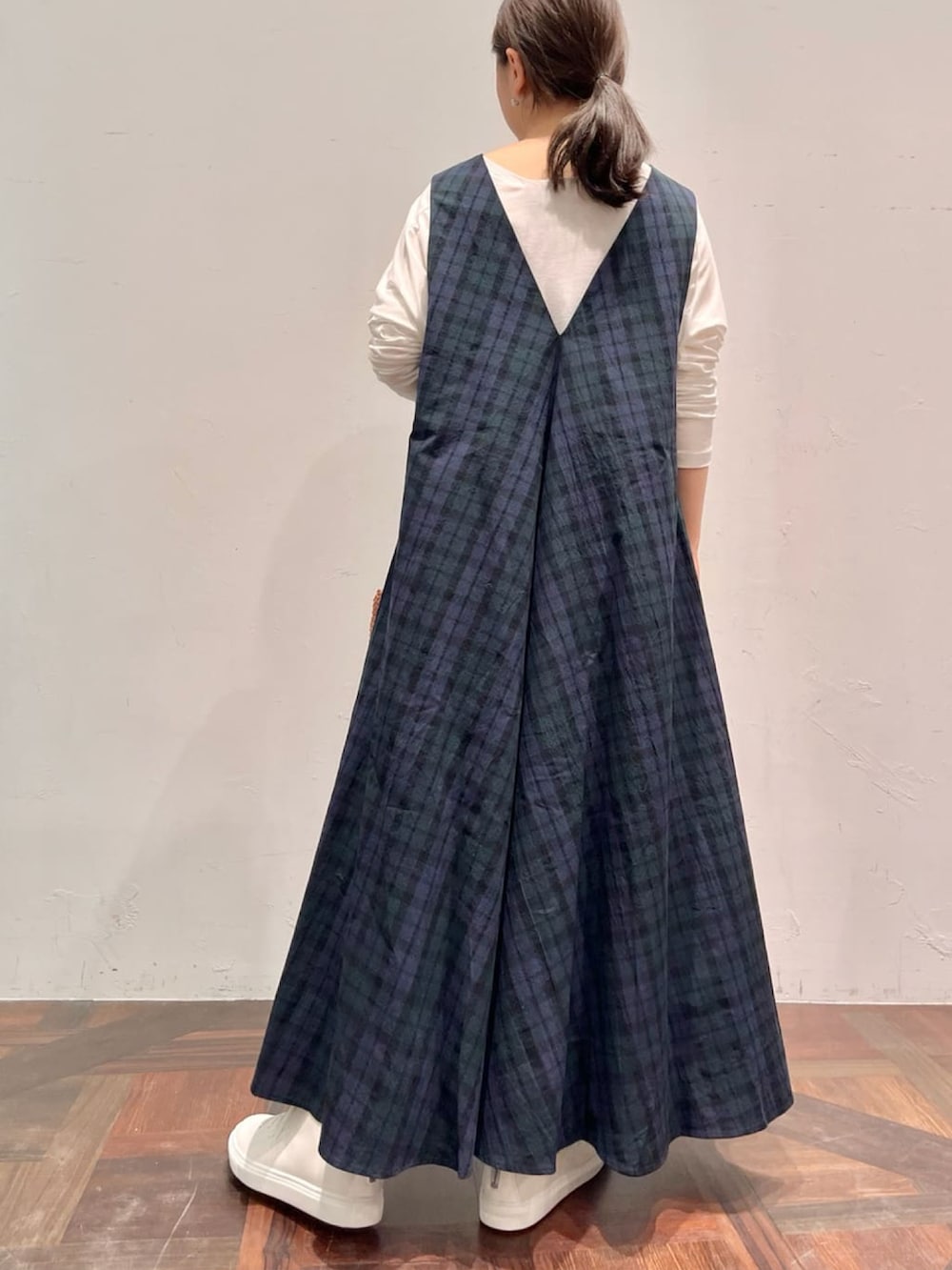 ブルー系のワンピース、ホワイト系のTシャツ/カットソー、ベージュ系のかごバッグを着用したレディースの春コーディネートの3枚目の写真