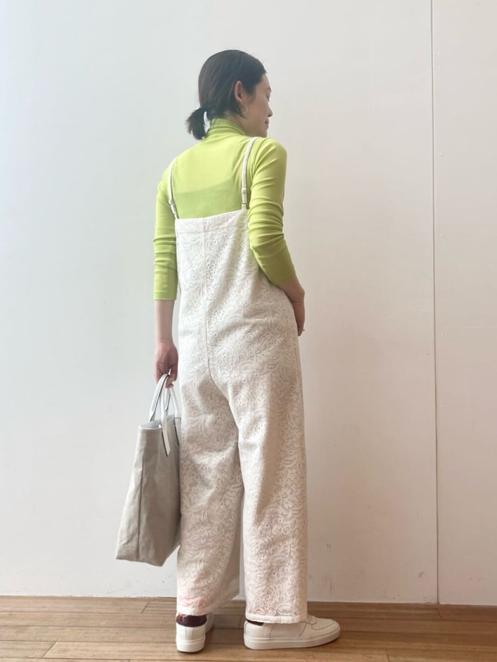 イエロー系のTシャツ/カットソー、ホワイト系のサロペット/オーバーオール、ホワイト系のトートバッグを着用したレディースの春コーディネートの3枚目の写真