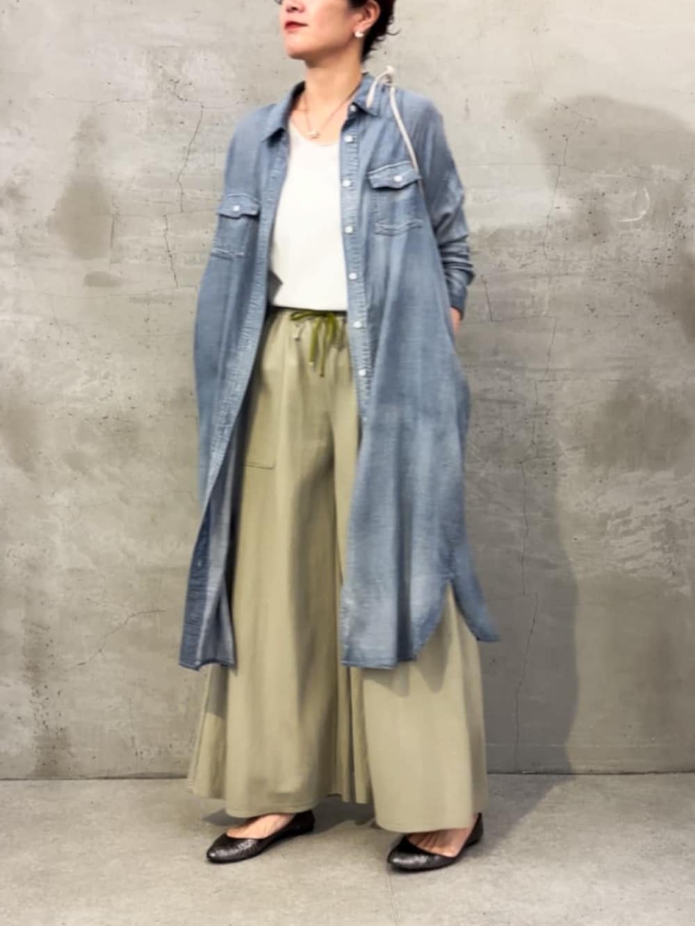 ホワイト系のタンクトップ、グリーン系のその他パンツ、ブルー系のワンピースを着用したレディースの冬コーディネートの4枚目の写真