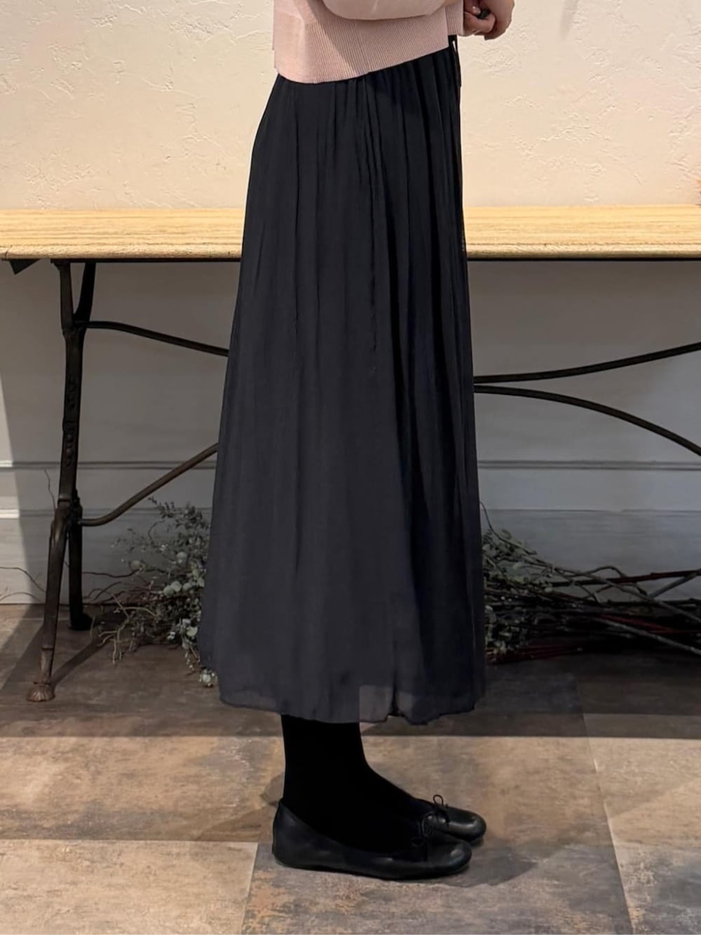 ブラック系のボストンバッグ、ブラック系のその他パンツ、ピンク系のカーディガン/ボレロを着用したレディースの冬コーディネートの9枚目の写真