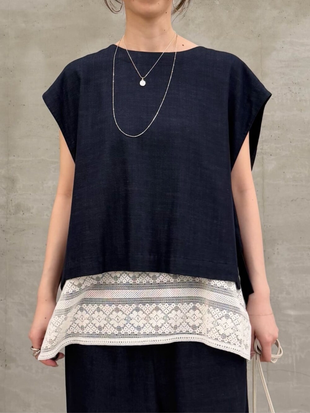 ブルー系のシャツ/ブラウス、ブルー系のその他パンツ、ホワイト系のショルダーバッグを着用したレディースの冬コーディネートの4枚目の写真