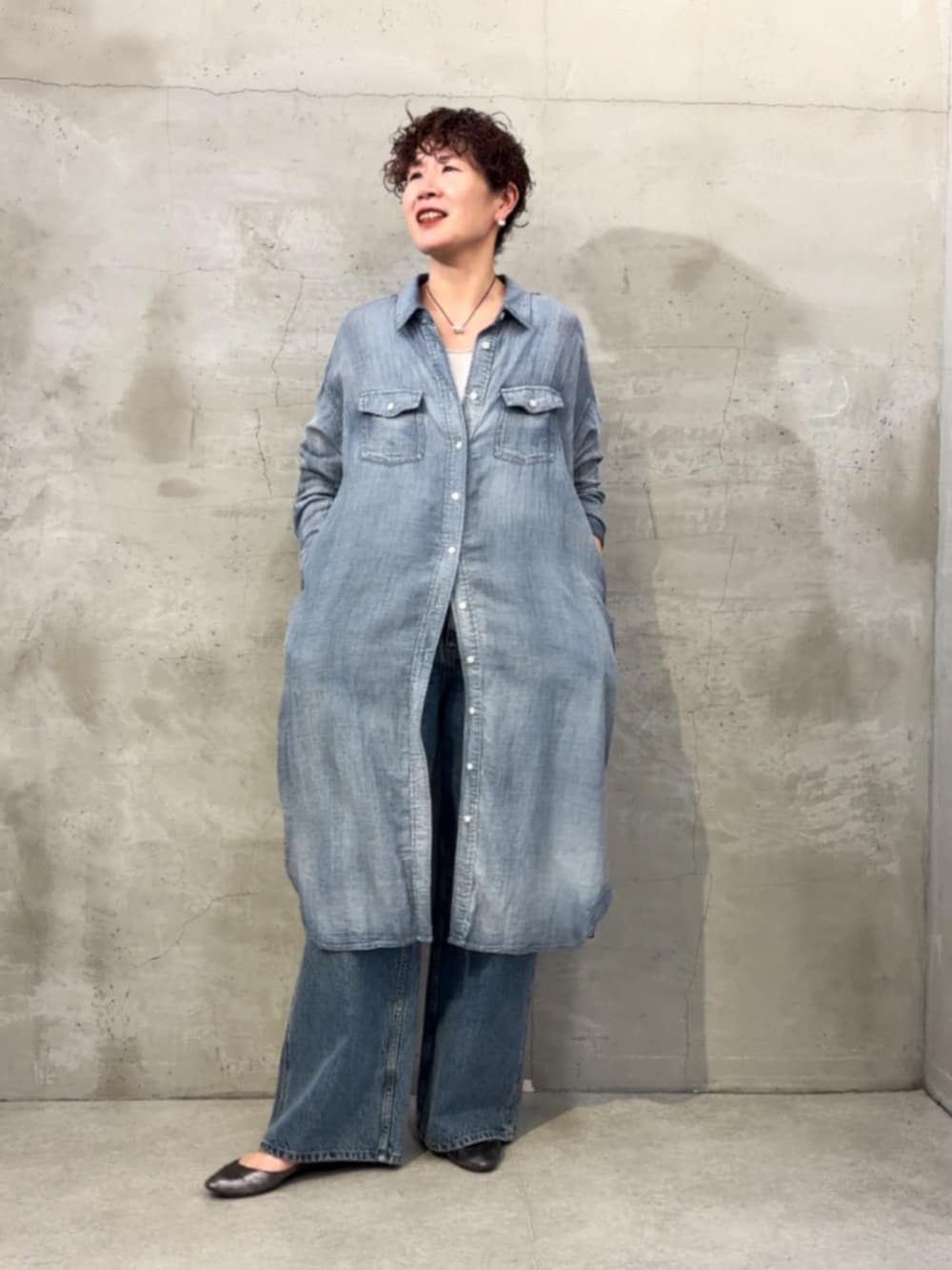 ブラック系のショルダーバッグ、ブルー系のその他パンツ、ブルー系のワンピースを着用したレディースの冬コーディネートの6枚目の写真