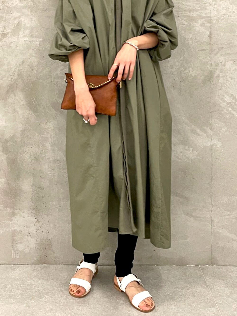 グリーン系のワンピース、ブルー系のその他パンツ、ブラウン系のトートバッグを着用したレディースの春コーディネートの3枚目の写真