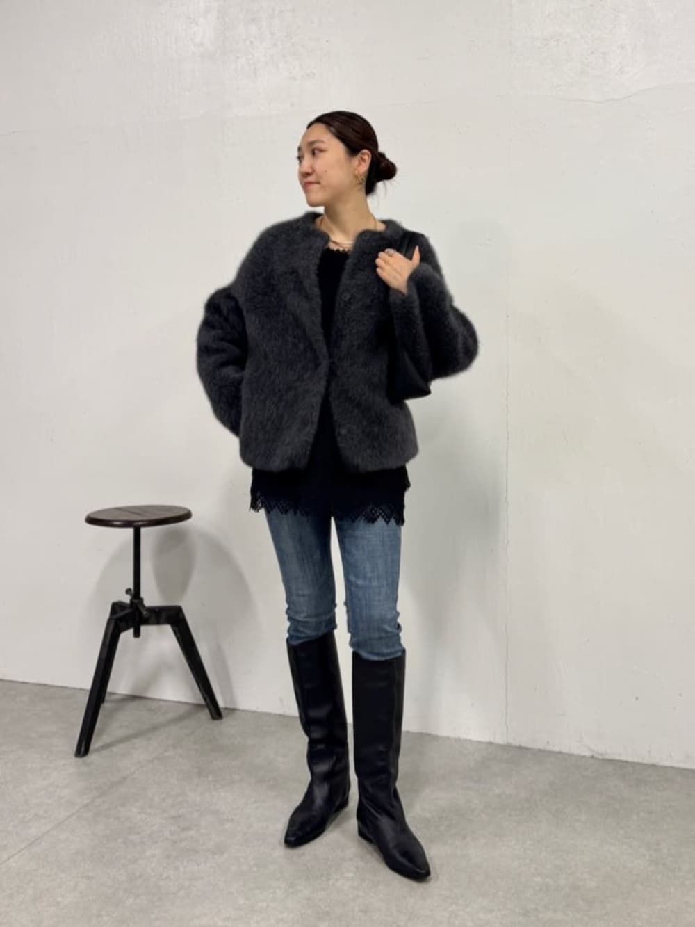 ブルー系のデニムパンツ、グレー系のその他アウター、ブラック系のキャミソールを着用したレディースの秋コーディネートの3枚目の写真