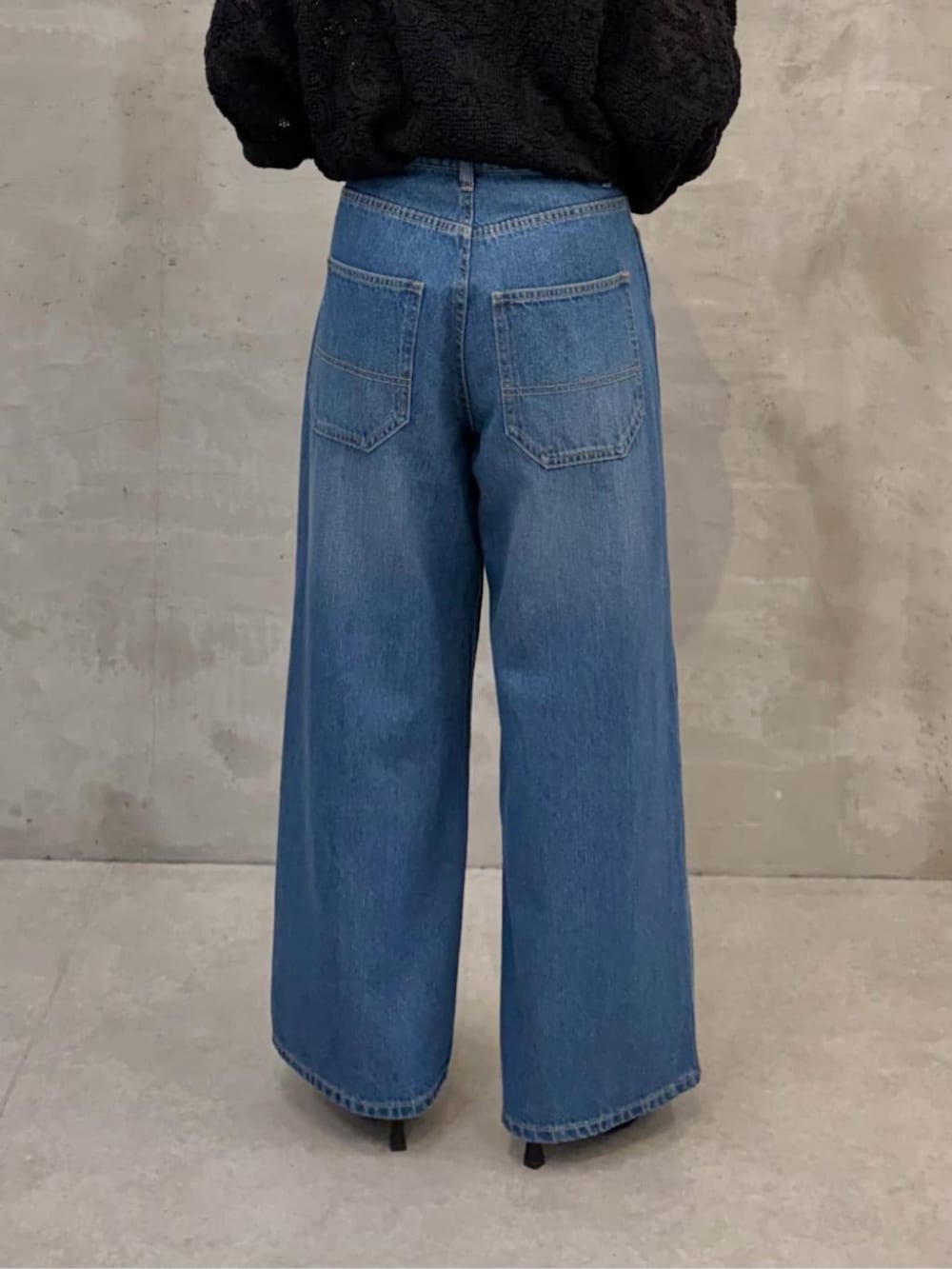 ブルー系のその他パンツ、ホワイト系のシャツ/ブラウスを着用したレディースの春コーディネートの8枚目の写真