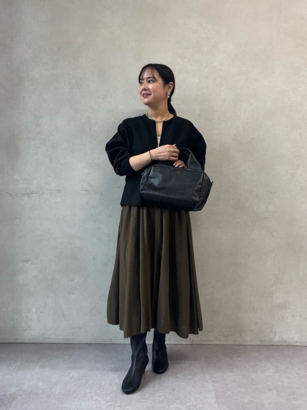 ブラック系のカーディガン/ボレロ、ブラック系のボストンバッグ、グリーン系のその他パンツを着用したレディースの夏コーディネートの2枚目の写真