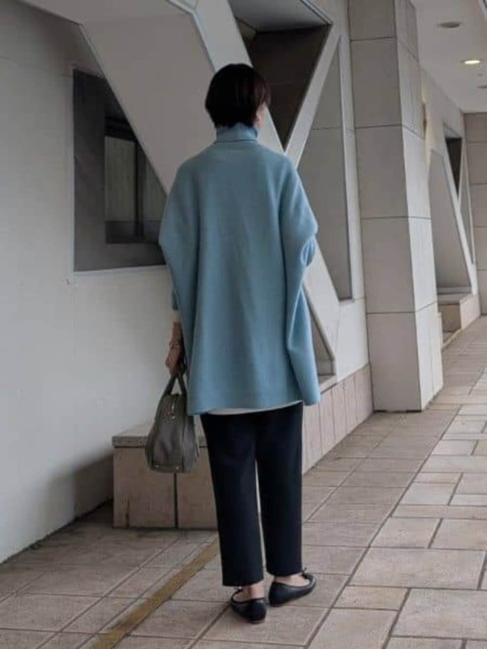 ブラック系のその他パンツ、グレー系のトートバッグ、グリーン系のニット/セーターを着用したレディースの秋コーディネートの5枚目の写真