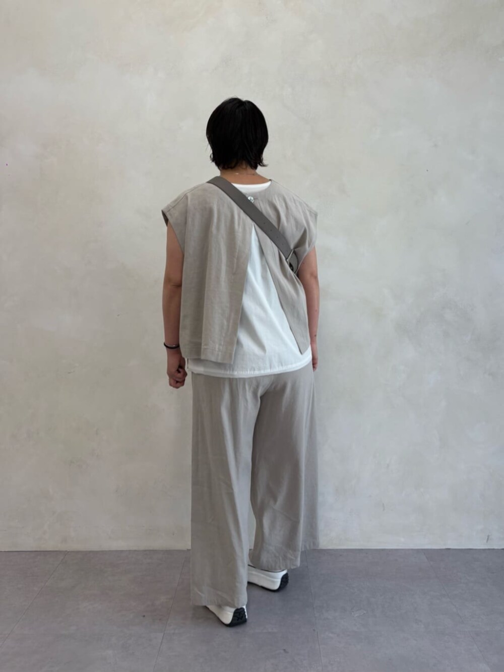 グレー系のショルダーバッグ、ホワイト系のシャツ/ブラウス、グレー系のシャツ/ブラウスを着用したレディースの春コーディネートの3枚目の写真