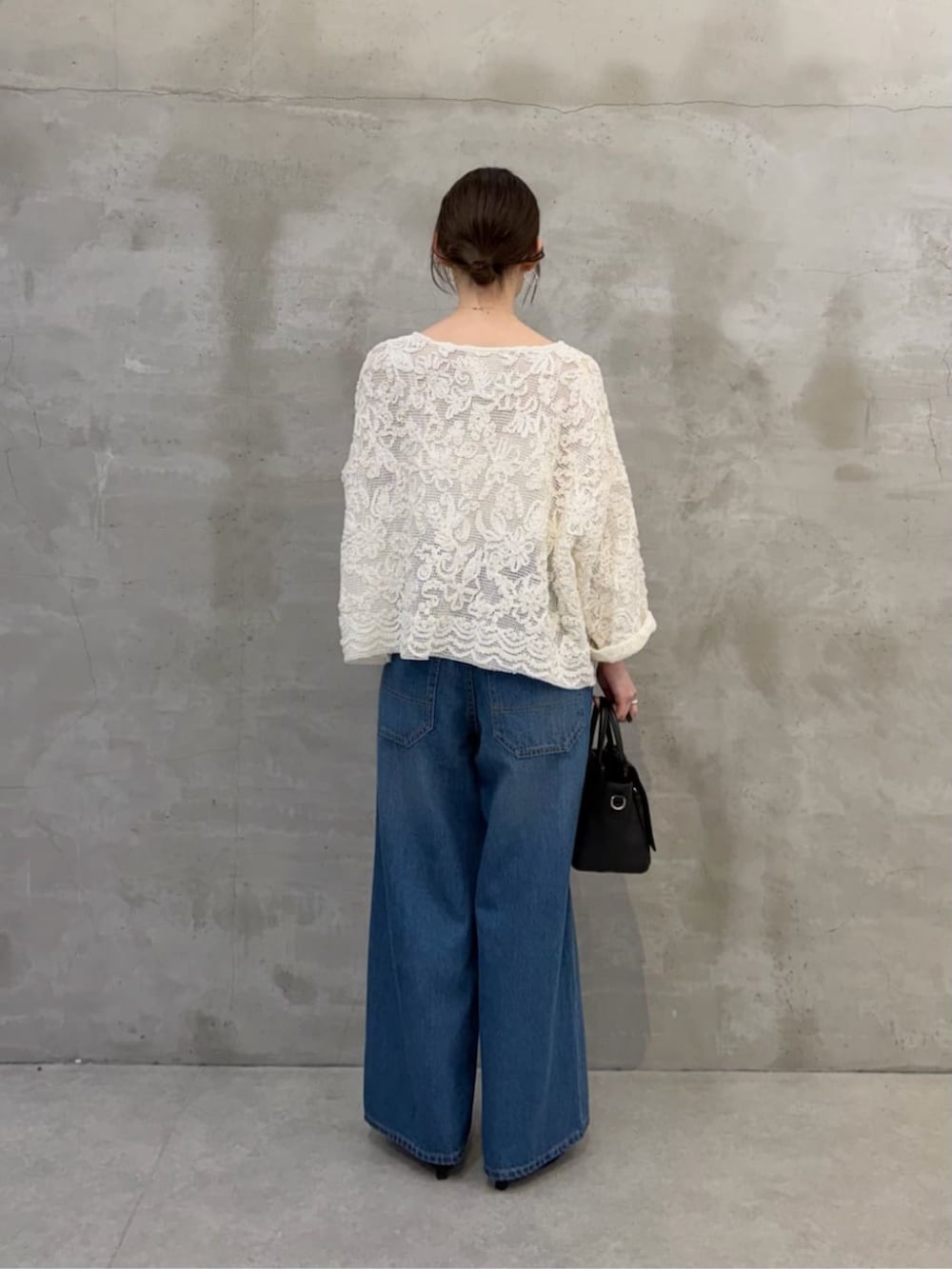 ブルー系のその他パンツ、ホワイト系のシャツ/ブラウスを着用したレディースの春コーディネートの3枚目の写真