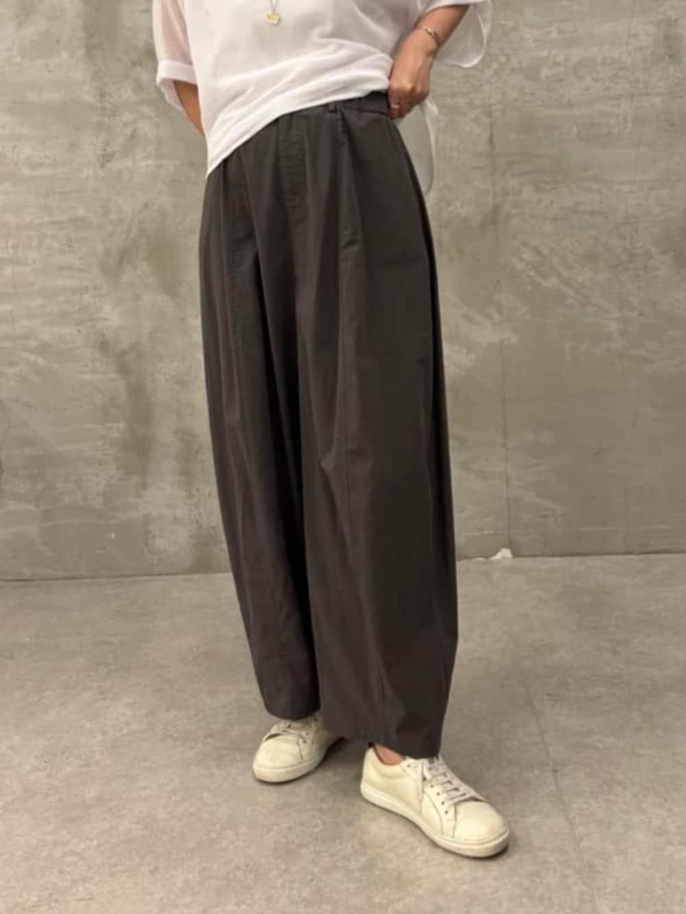 グレー系のその他パンツ、ホワイト系のTシャツ/カットソーを着用したレディースの春コーディネートの9枚目の写真