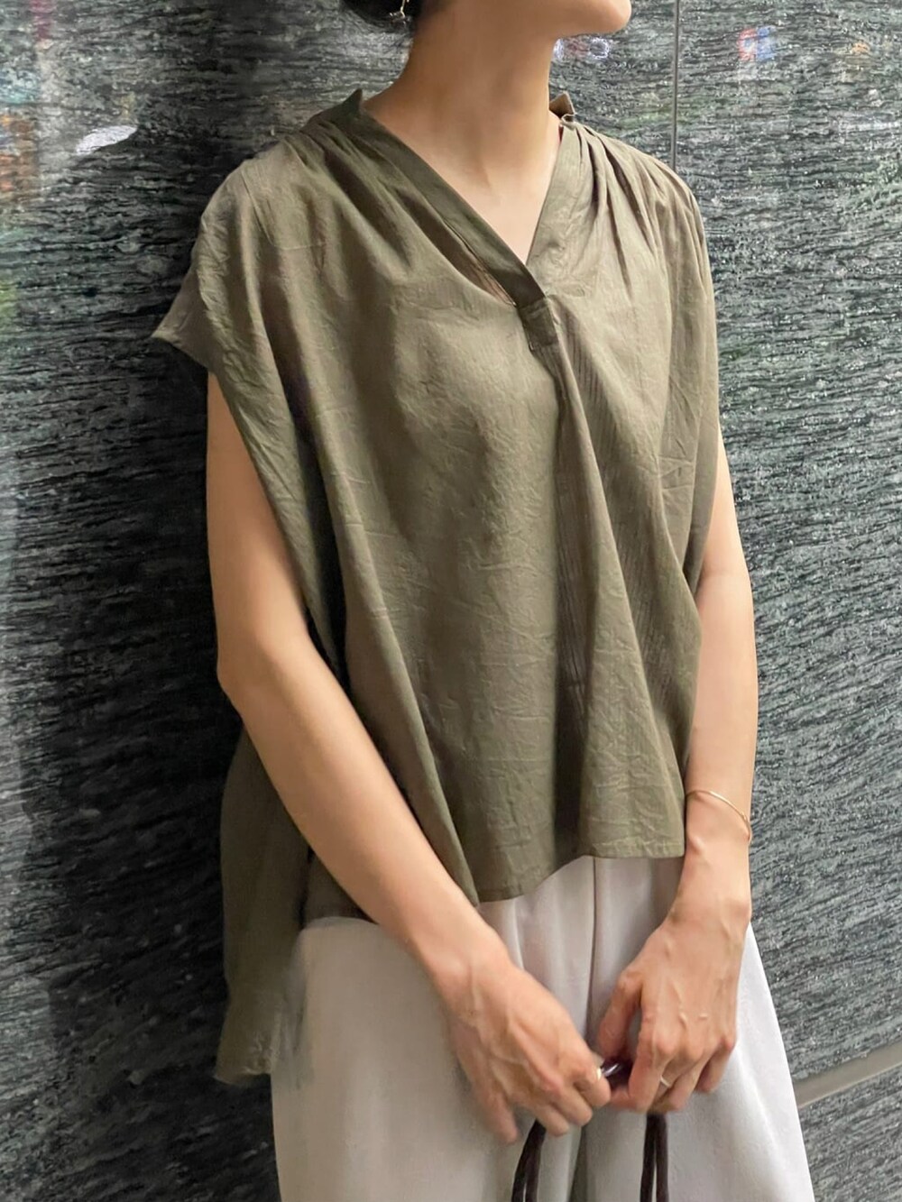 グリーン系のシャツ/ブラウス、グレー系のその他パンツ、ブラウン系のサンダルを着用したレディースの夏コーディネートの3枚目の写真